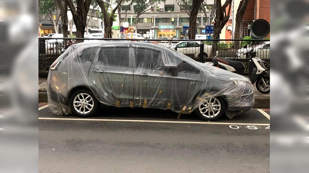 新型態包膜? 車主每天蓋透明塑膠布還貼膠帶