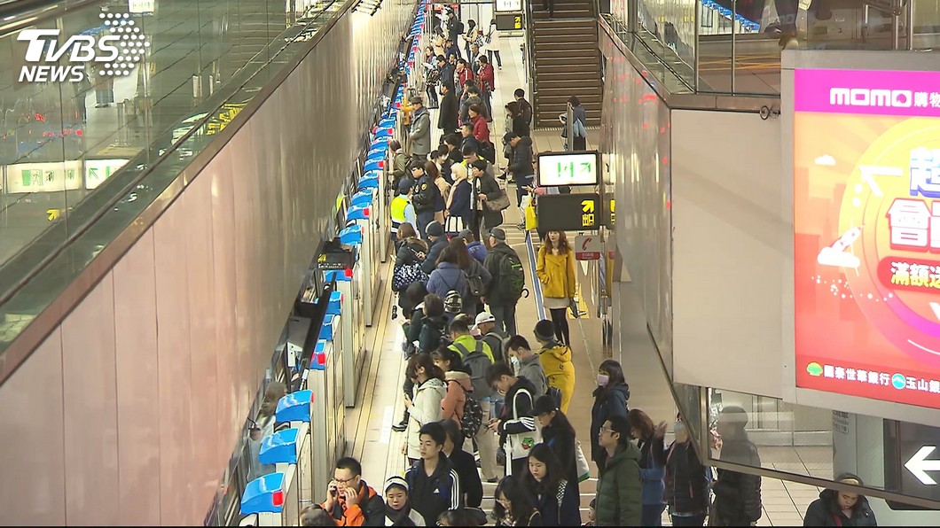 大塞車！北車捷運驗票閘門故障　通勤族心急上班遲到