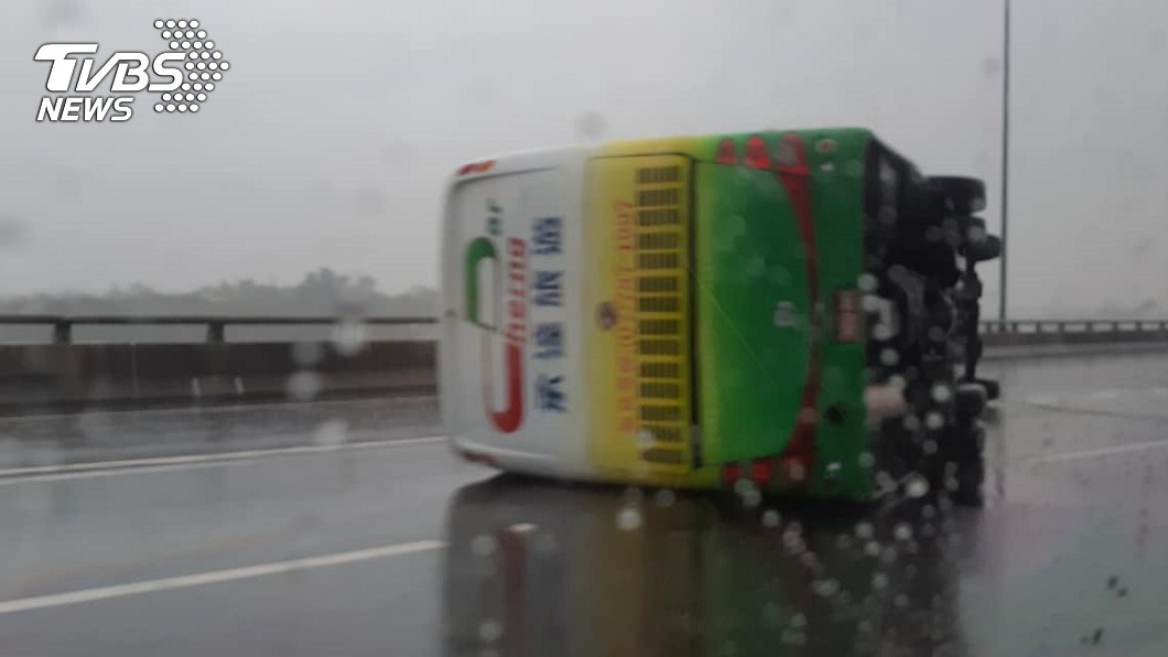 國3傳重大車禍!遊覽車翻覆橫躺 5重傷、28人輕傷