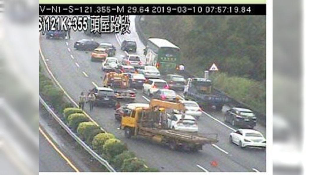 國1頭屋路段6車連環撞! 5傷送醫搶救