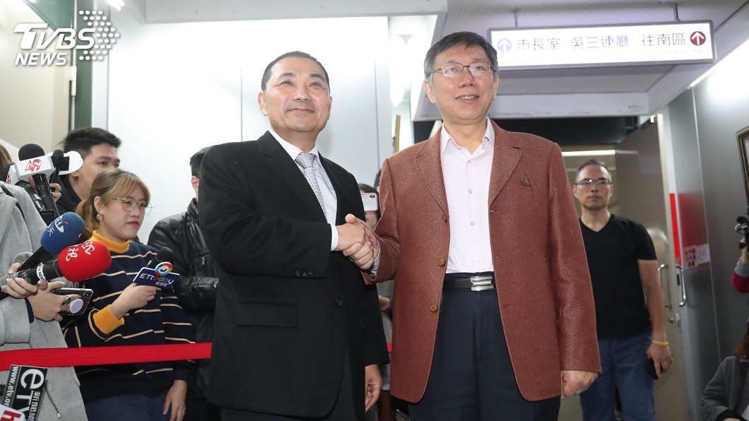 柯侯會今登場！　柯文哲難得穿西裝迎接