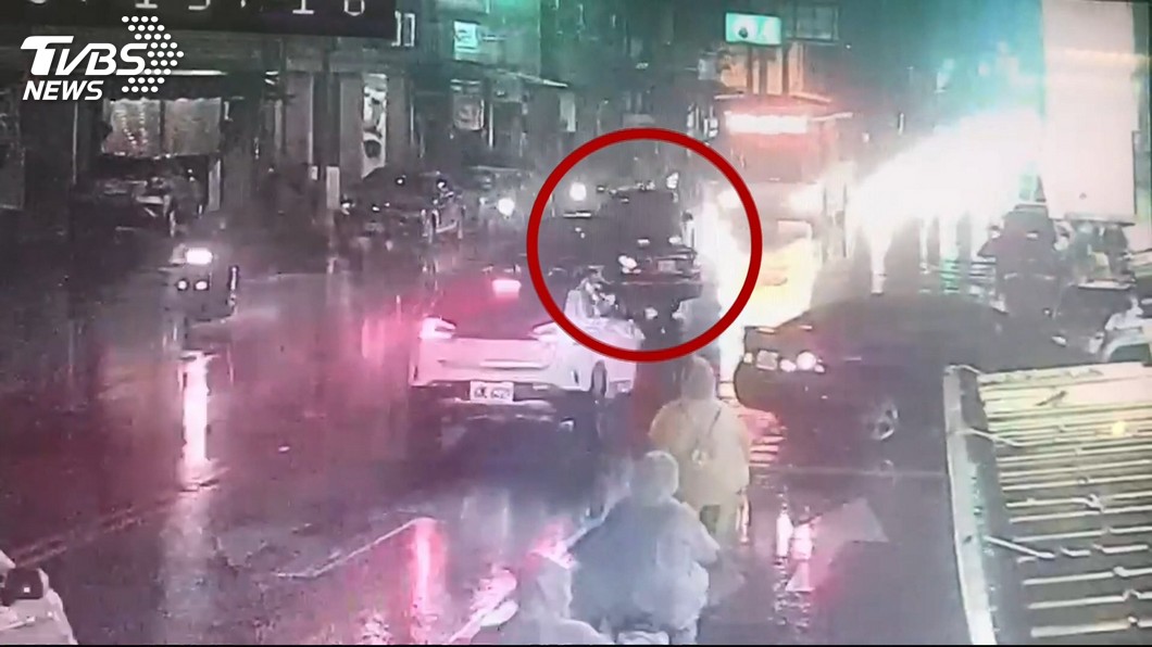 我要吃牛排!男酒駕上路 失控連撞2轎車