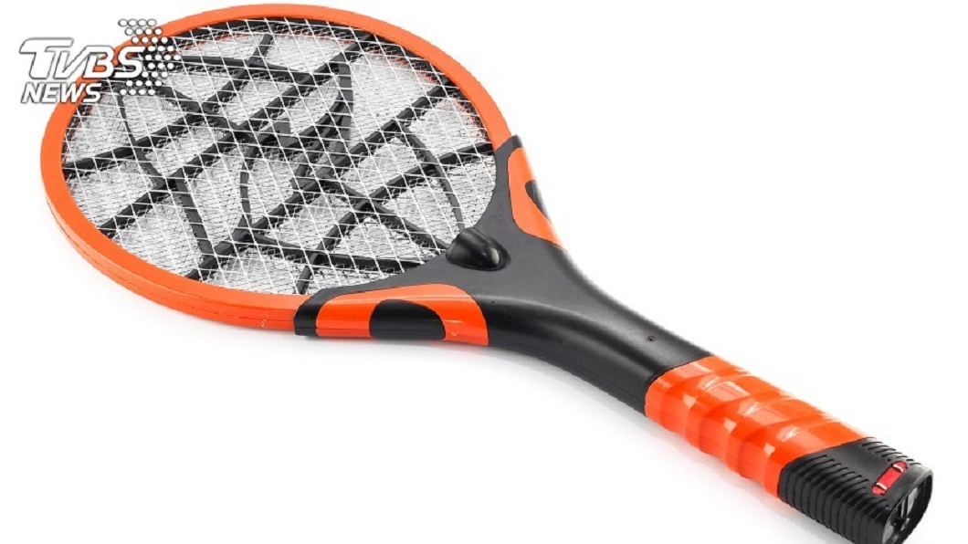 逆孫蒼蠅拍當藤條虐嬤 嗆「活幾歲打幾下」
