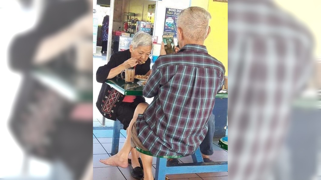 阿嬤專注吃飯…阿公拍照放閃 網羨慕:情人眼裡出西施