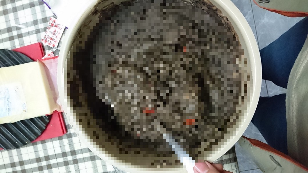 土木爸電鍋煮出暗黑料理 詭異泥漿竄怪味:這是混擬土?