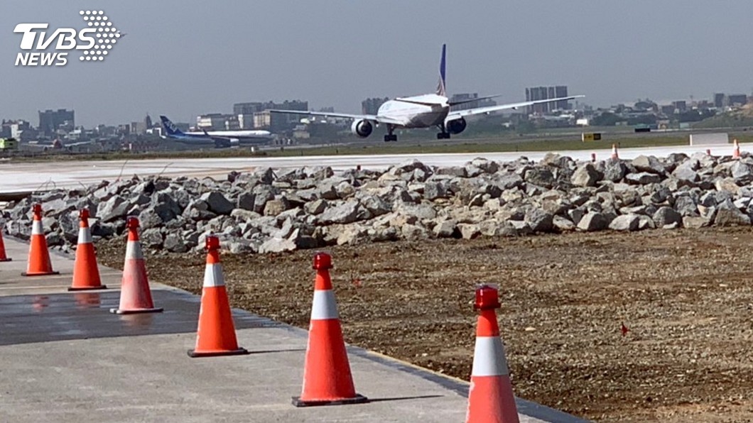 立委視察桃機跑道 桃機將採預防性維護