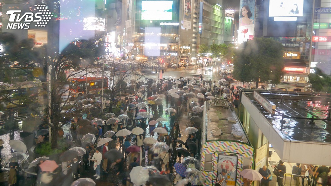 春天後母面!晴天突轉豪雨 東京車站淹水
