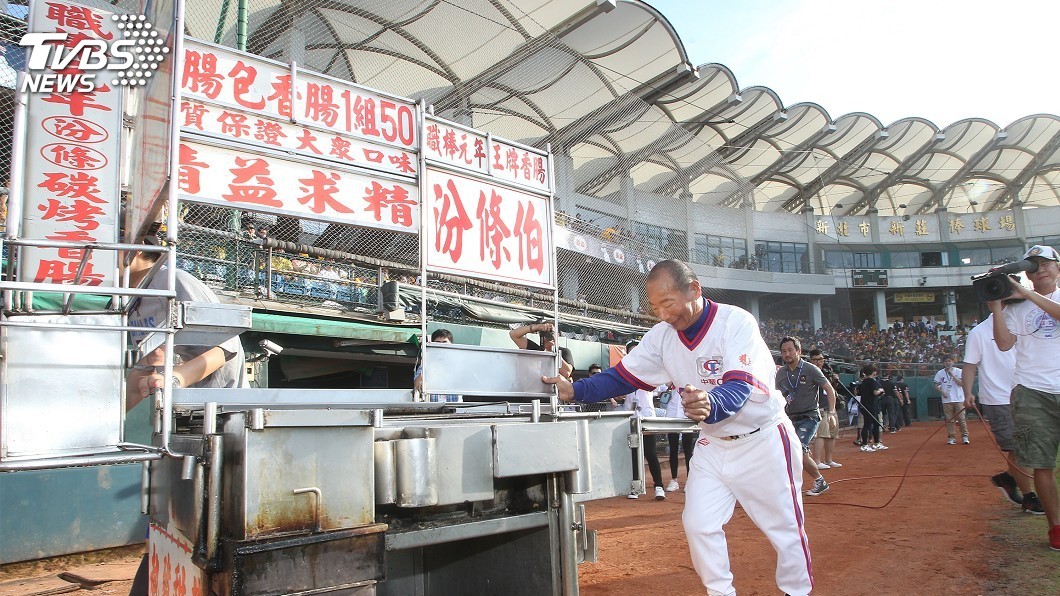 「汾條伯」聽中職　烤香腸也烤棒球情