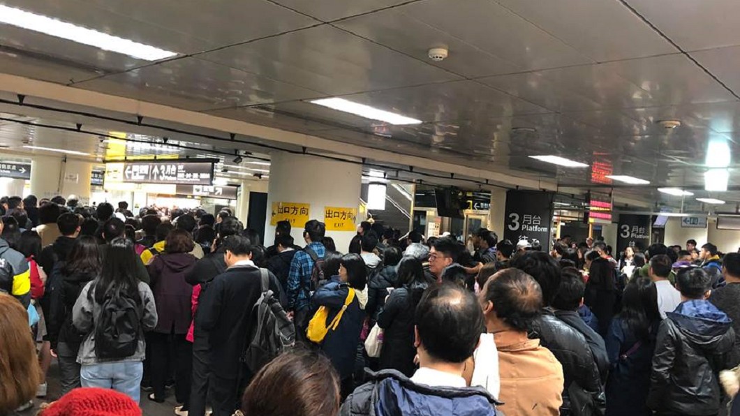 台北車站系統大當機　上班人潮「擠爆月台」