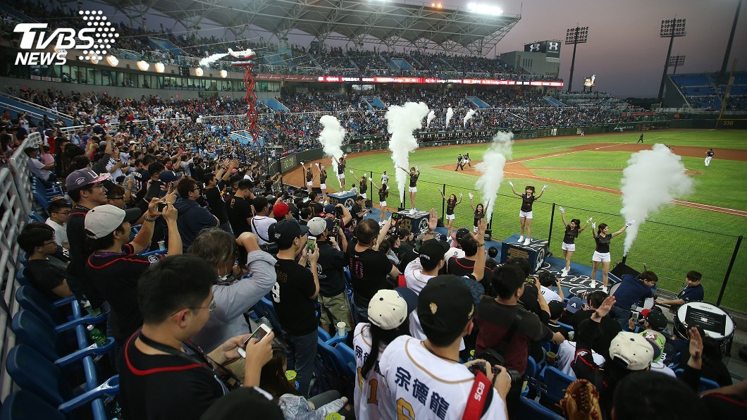 陪伴顛峰走過低潮 球迷期待下個30年