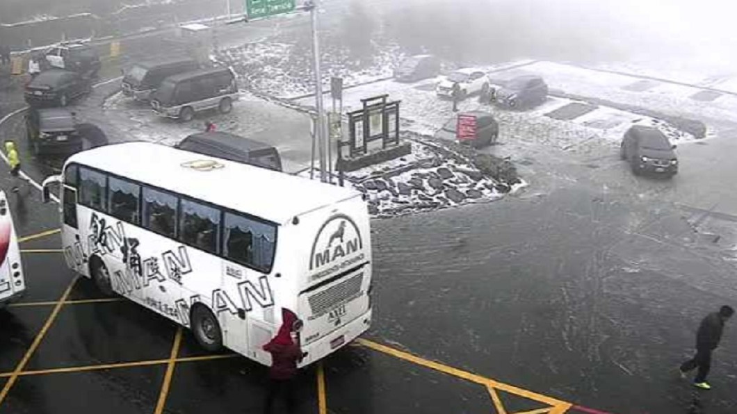 白茫茫一片！合歡山下冰霰　民眾趕上山瘋追雪