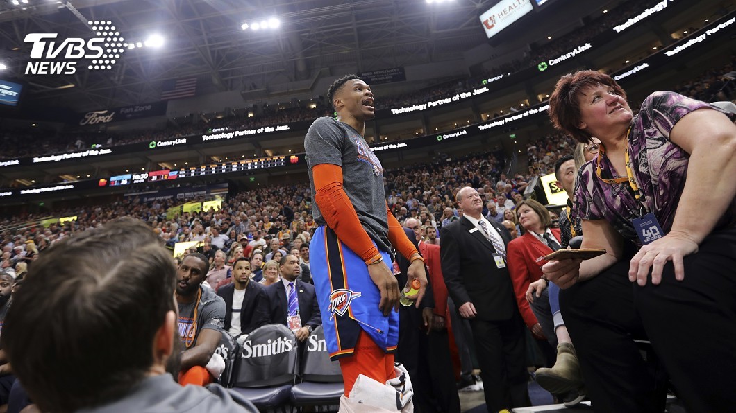 球迷疑涉種族歧視　NBA球星當場暴走