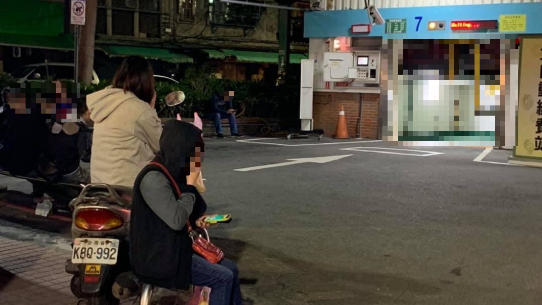 插隊搶停車位…下秒卡空中 網笑:最快現世報