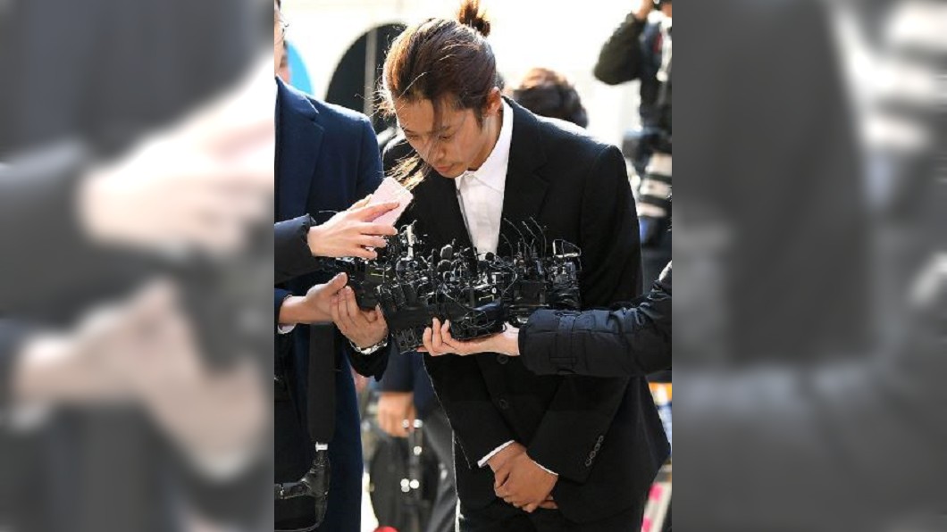 鄭俊英惶恐現身警局 遭媒體追問包圍