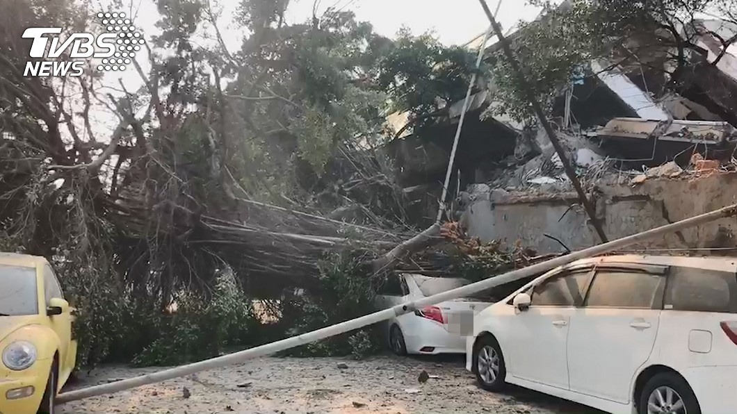 高雄七賢國中校舍拆除 6車慘遭倒樓重壓