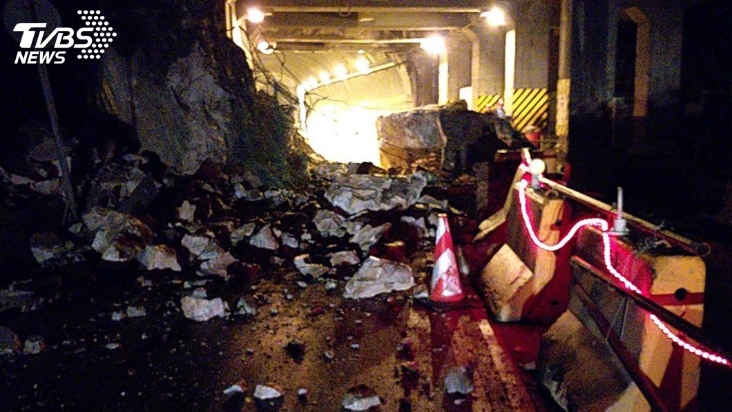 蘇花公路崩巨石　工程人員漏夜清理搶通
