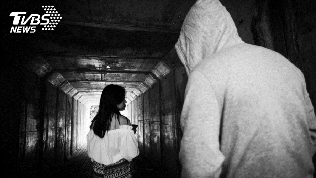 情侶吵架分頭走 妙齡女慘被色男尾隨「摸胸、襲下體」
