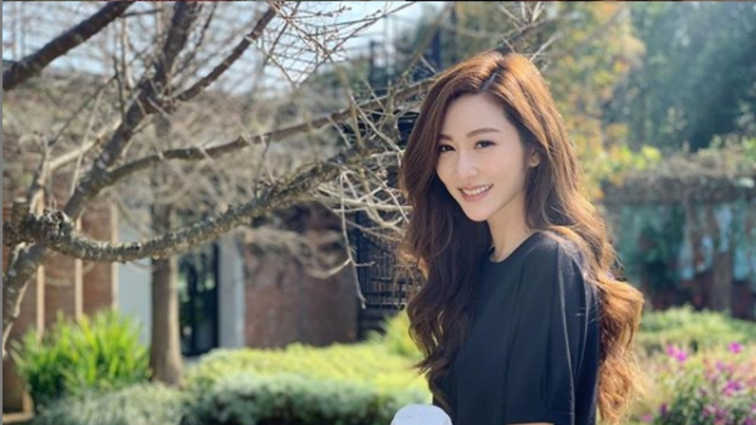 素顏照曝光!曾莞婷遭閨密出賣 被偷拍急用手遮
