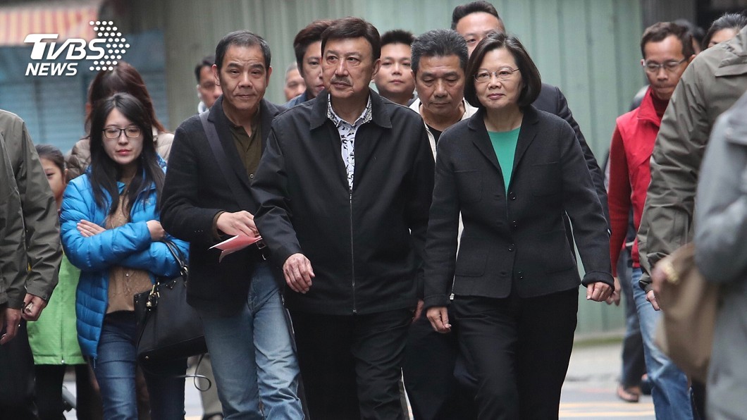 立委補選投票日　蔡英文親出馬「陪余天投票」