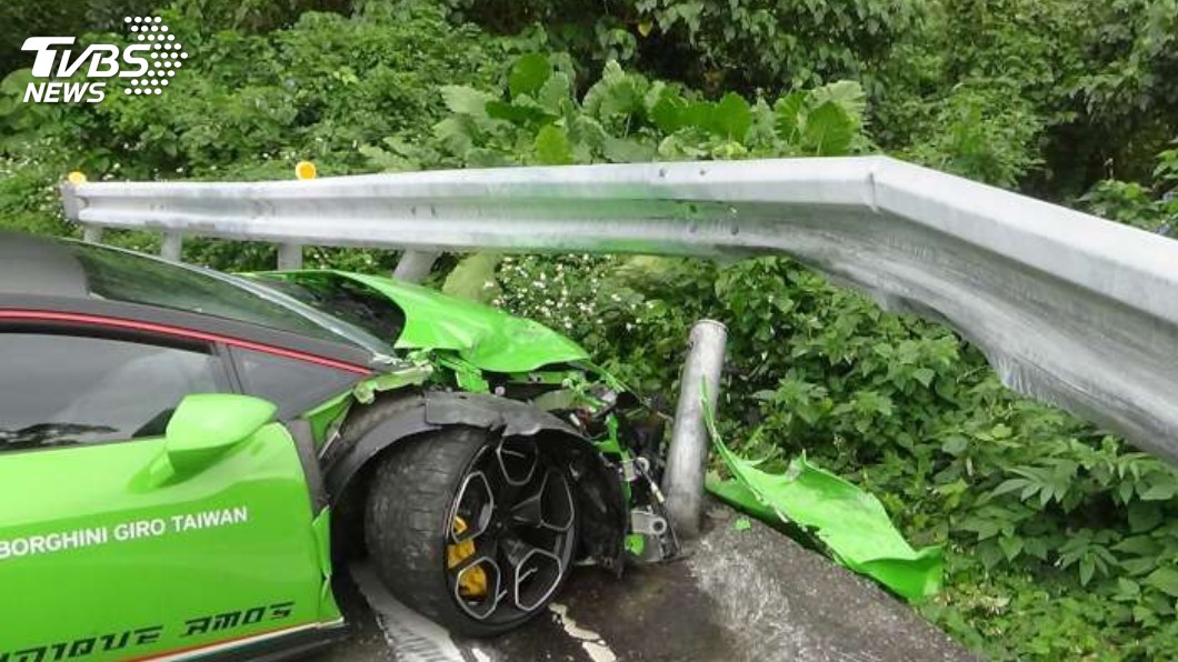 小牛自撞護欄!車頭炸裂全毀 車主:不修了!直接報廢
