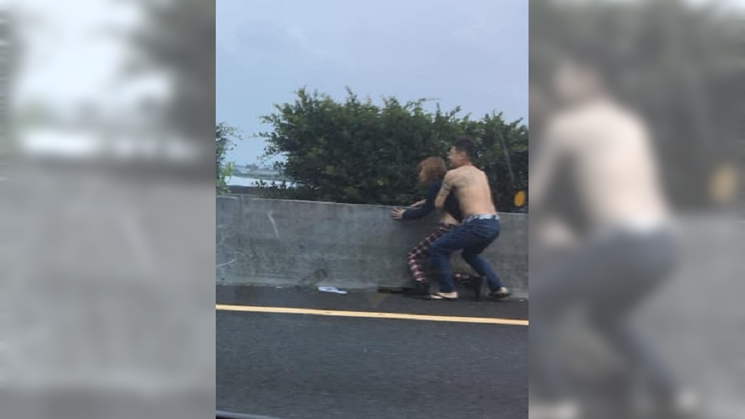 國道上演八點檔!短髮妹內線跳車 赤膊男急停車強抱