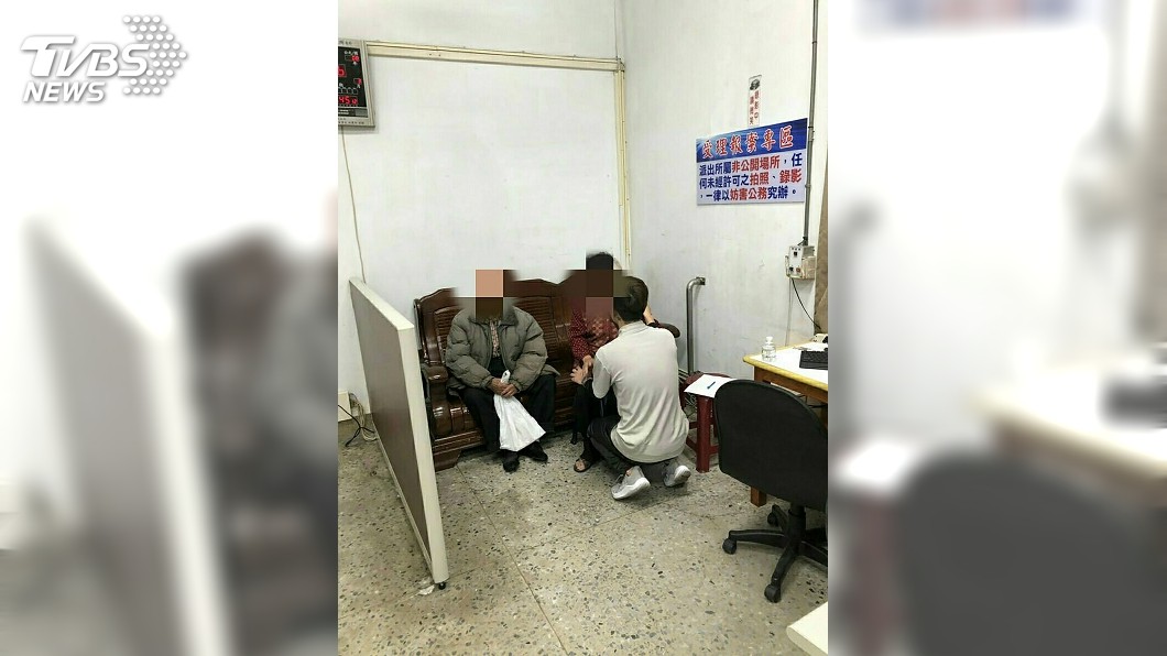 行竊夜市視障老翁彩券 刺青男下跪道歉