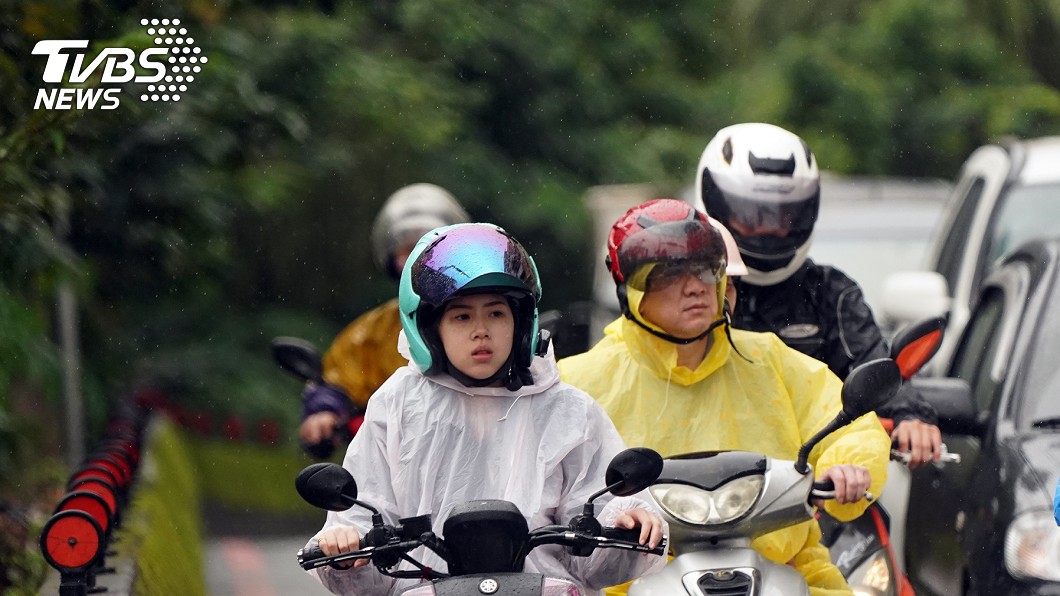 男停路肩遭撞碎!藍委推汽機車配反光背心:比照安全帽