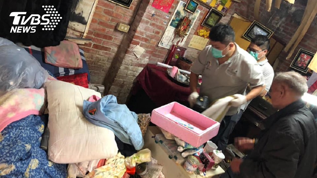 忘了她死掉... 獨居失智爺的家「什麼都是一對的」