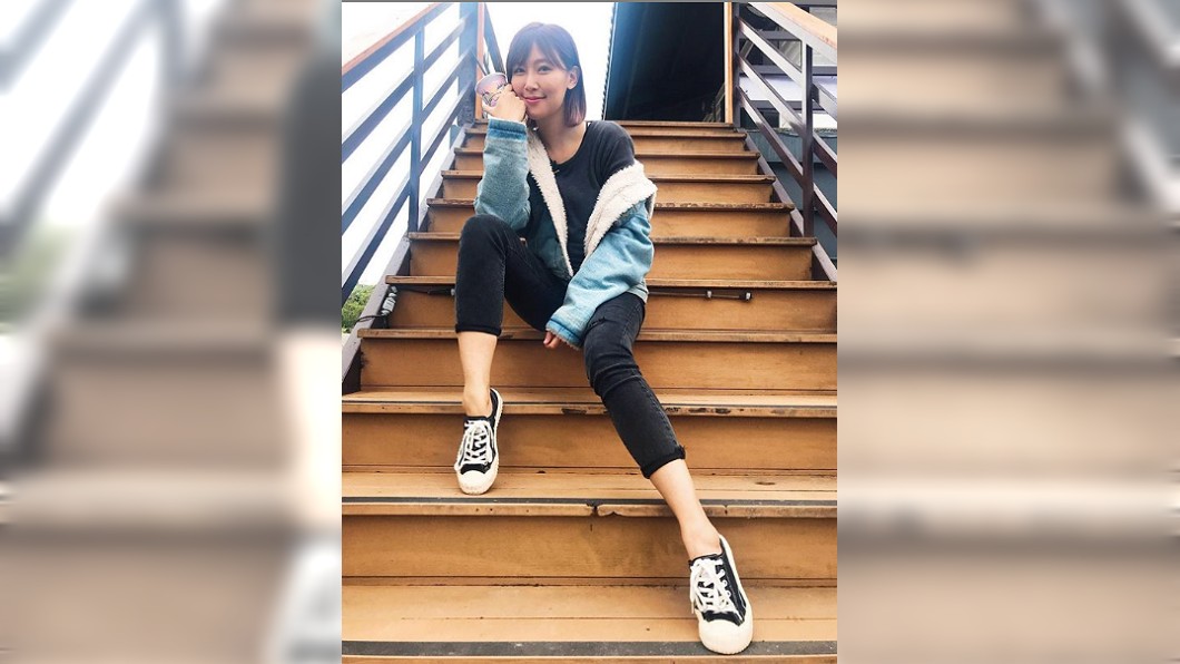 男子靠近問「找包包嗎?」女模驚覺不妙大呼OMG!