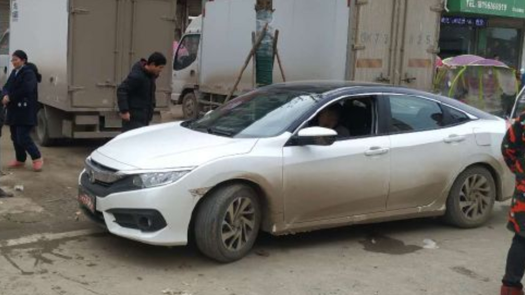 刮花新車!婦急湊5百元當賠償 車主暖回:賠1顆糖就好