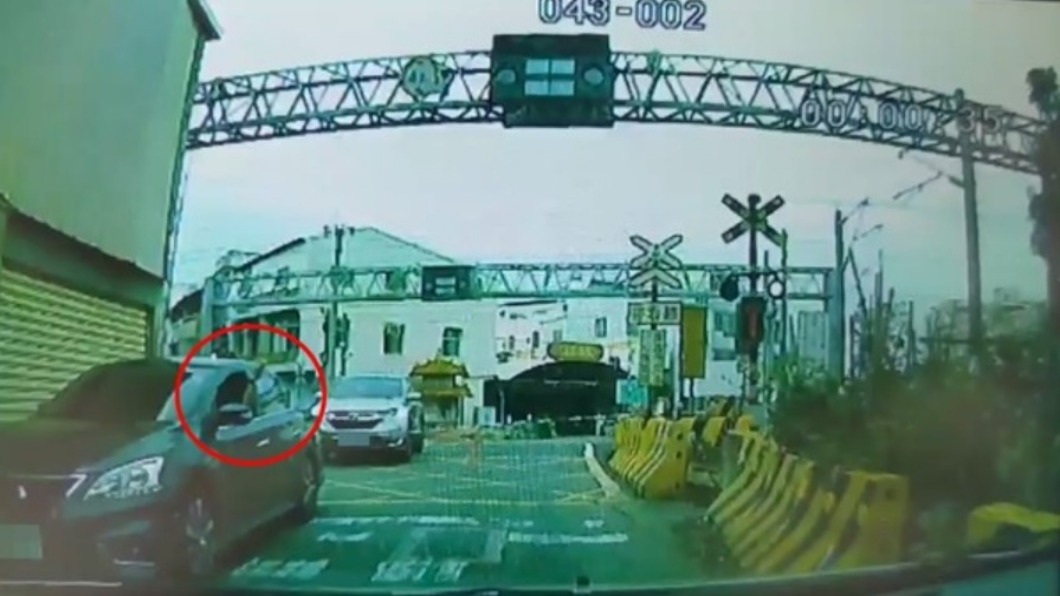 三寶還是惡意擋車?休旅車卡平交道「差20秒被撞飛」