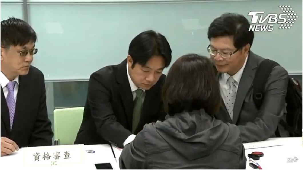 賴清德現身登記黨內初選　讚韓國瑜：百年一見的政治奇才