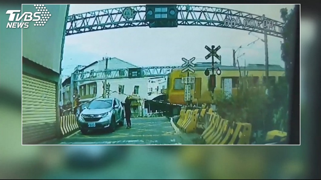這樣太危險！疑遭惡意擋車　休旅車卡平交道險遭撞