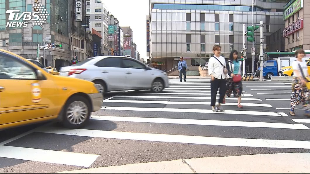 人過馬路遭撞身亡! 北市擬試辦退縮斑馬線