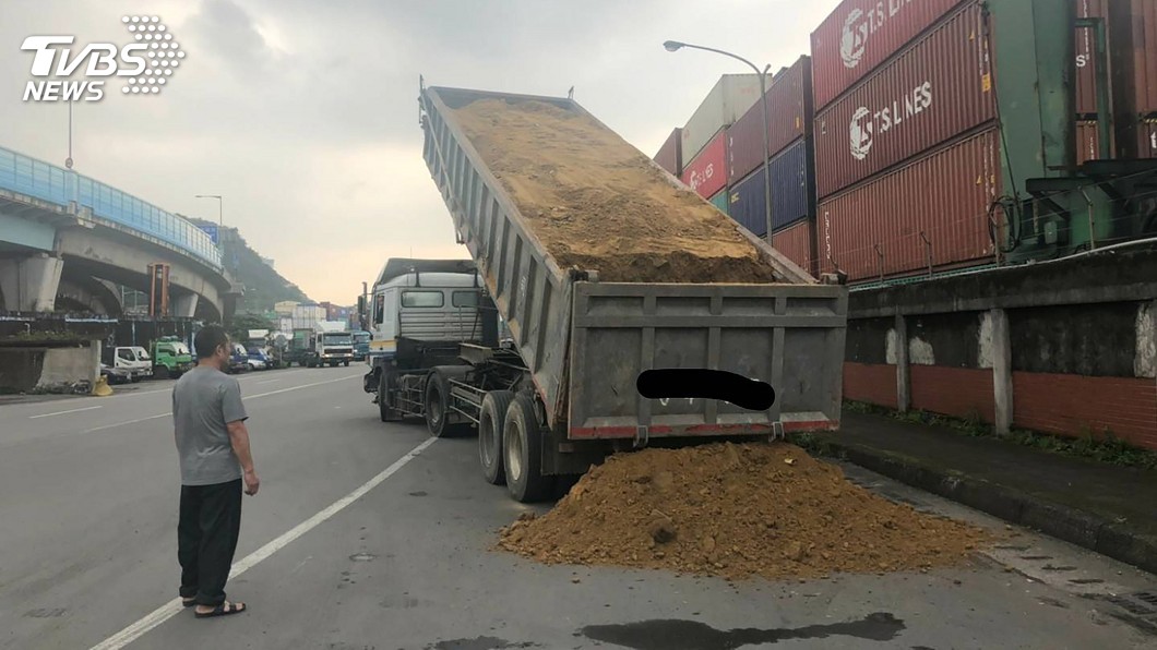 砂石車輪胎凹陷露餡 多項違規被重罰