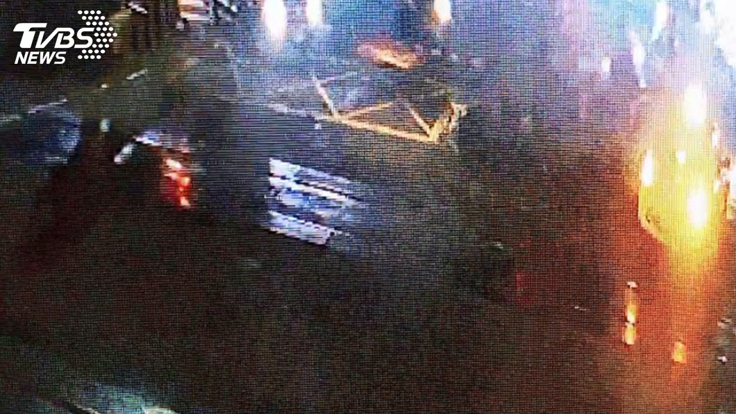 計程車硬闖平交道被擦撞 運將肇逃送辦