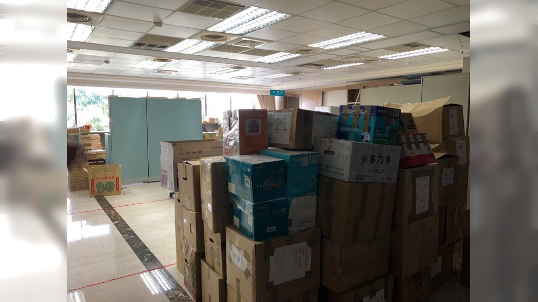 舊市長辦公室堆滿雜物。圖／翻攝自「煥然一新 簡煥宗」臉書