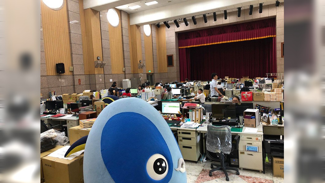 因韓國瑜換辦公室 議員踢爆數十公務員在禮堂上班逾月