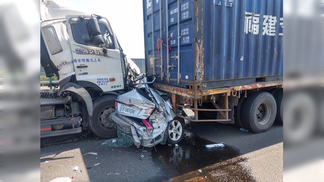 國道連環撞!轎車被夾爛剩1/4廢鐵 2人急送醫