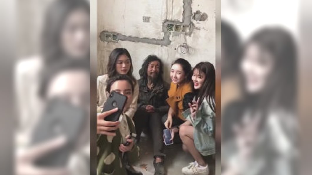 流浪漢精通論語?路人狂拍蹭熱度 超玄身世解密