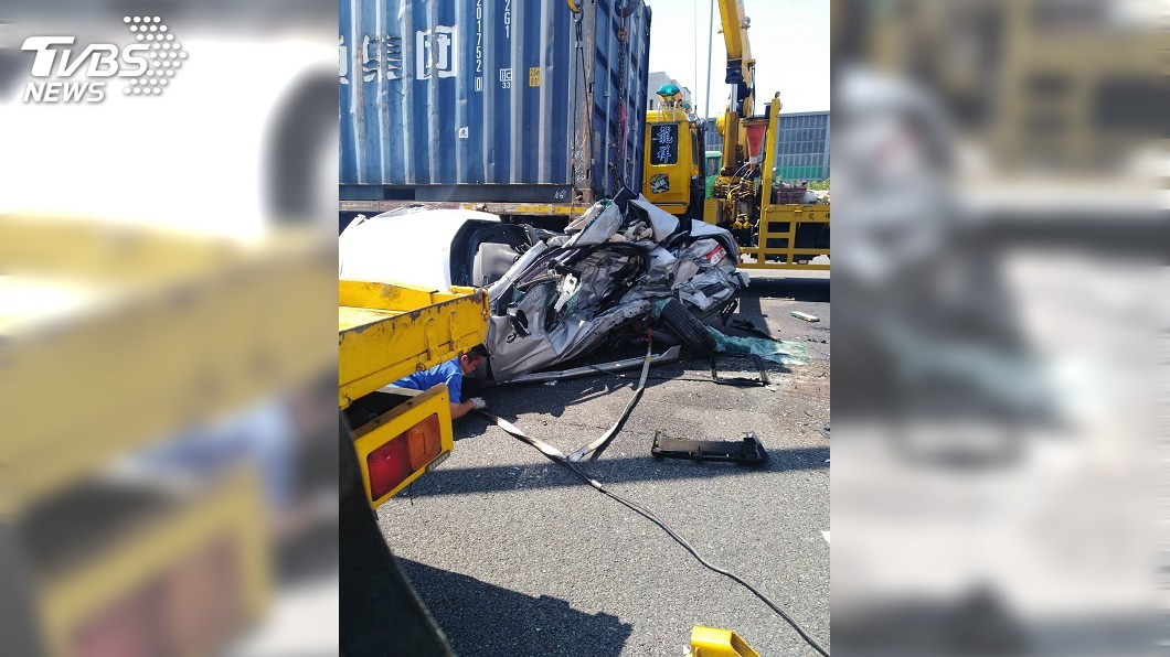 恐怖5車追撞車禍 小客車慘遭聯結車夾擊