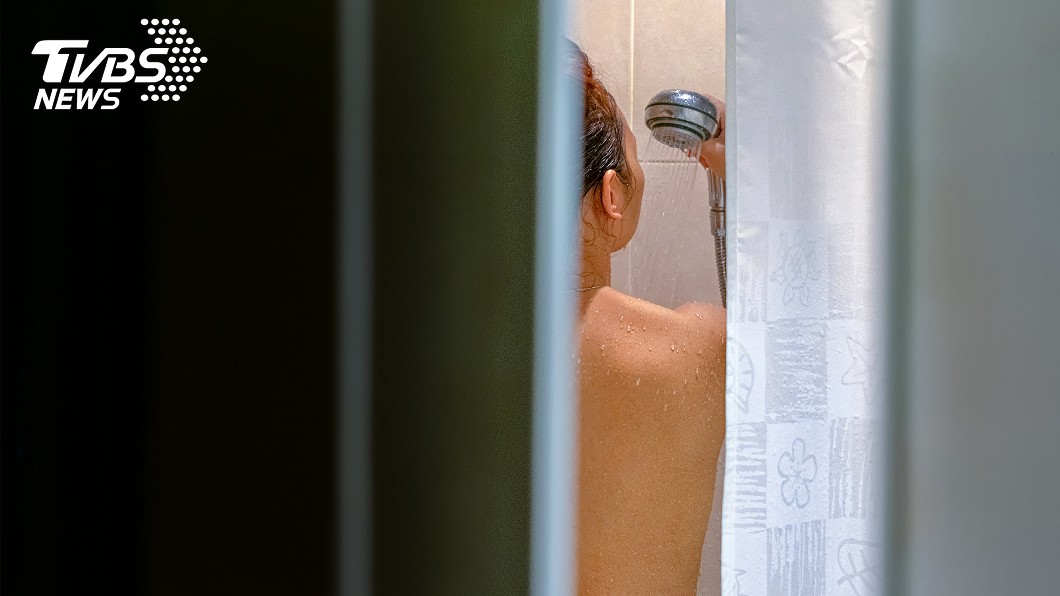 令女兒「洗澡不准鎖門」 狼父:我看看就走