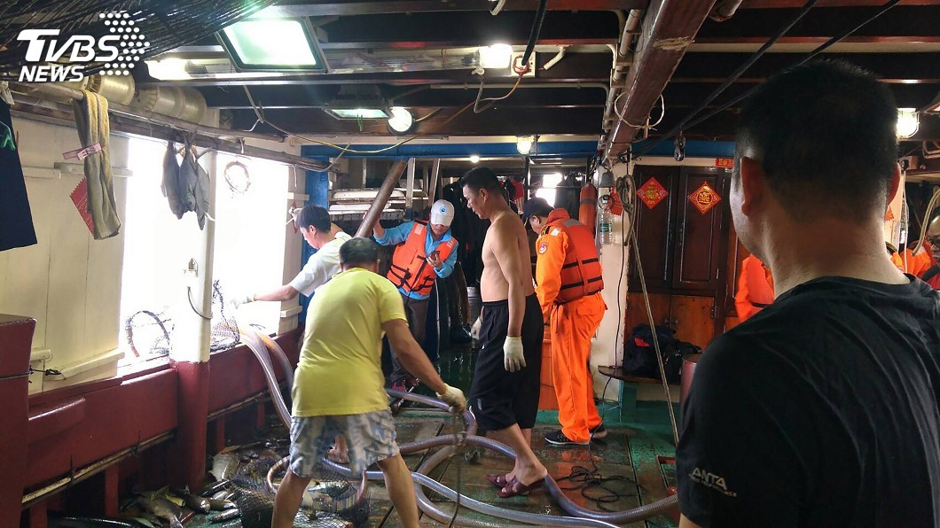 港籍漁船東沙撈過界 人船海巡押返高雄偵辦