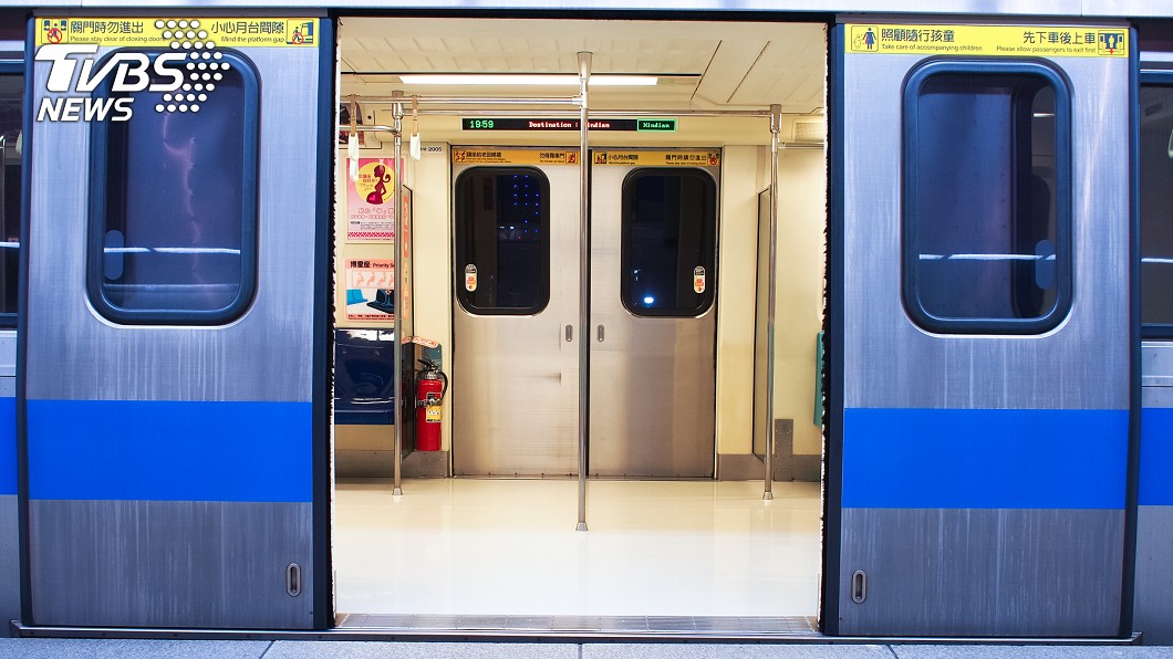 獨自帶孩搭捷運！上車學生秒讓座　她淚謝：超大友善