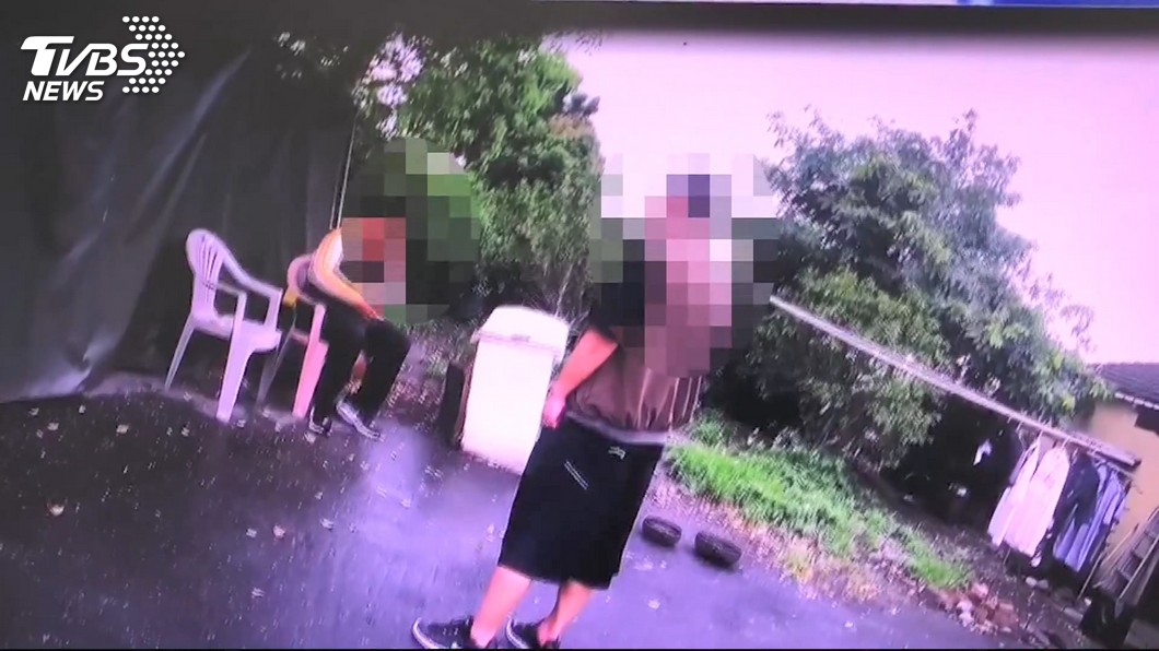 看到「救護車」就失控 男朝警揮拳持剪砸車
