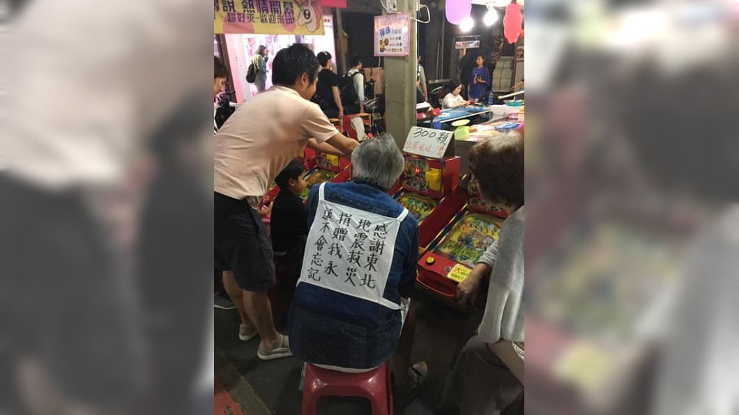 謝謝台灣！逛夜市見日本伯穿這件…網淚：我們也沒忘