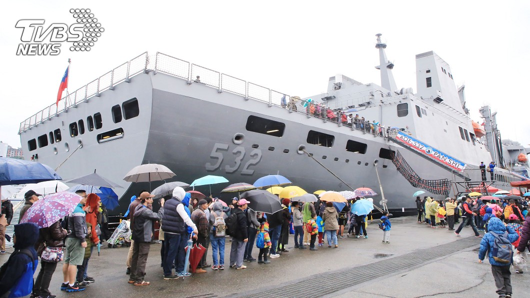 敦睦艦隊停靠基隆港 人潮車潮湧入市區