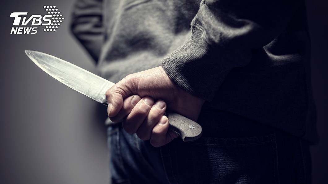 太喜歡到要殺了他！正妹持刀捅愛男　被捕後還露詭笑