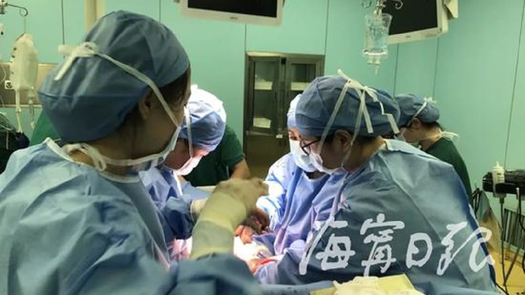 為救高齡妻忍痛放棄早產兒 夫「這舉動」竟出現奇蹟