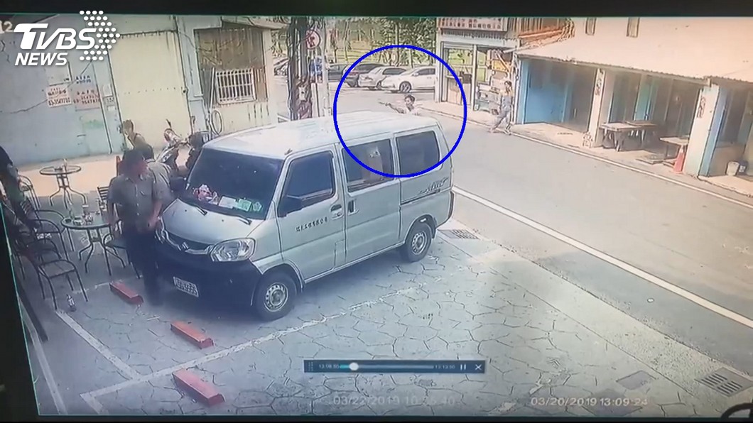 男酒後持刀追友! 女超商員工嚇壞鎖門躲